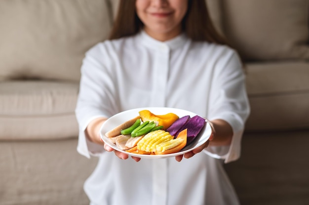 Osoba trzymająca talerz